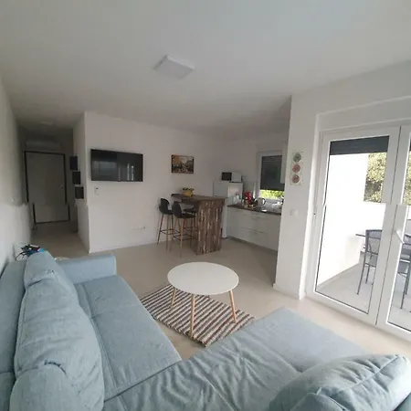 Apartman Black&white 2 *